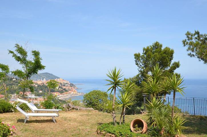 Ferienhaus für 4 Personen, mit Terrasse und Garten sowie Ausblick in Imperia