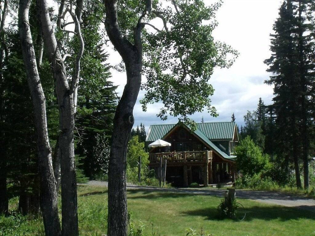 Kasilof Log Accent Bed & Breakfast mit Blick auf die Berge in Kenai Peninsula