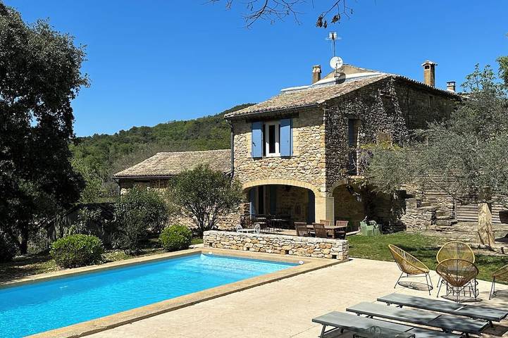 Maison de campagne pour 12 personnes, avec Jardin dans le Gard