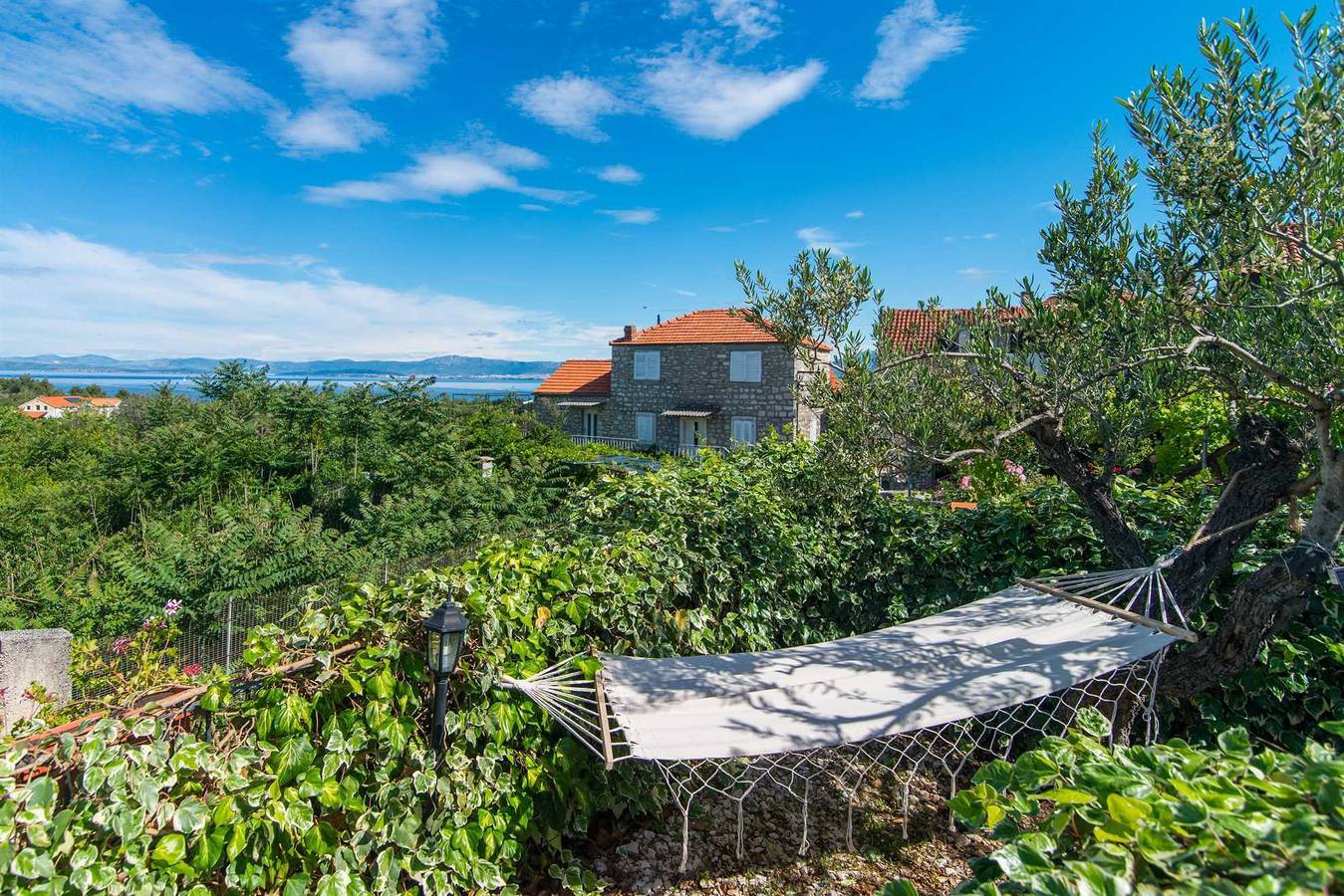 Villa für 6 Personen mit Balkon/Terrasse in Mirca, Supetar