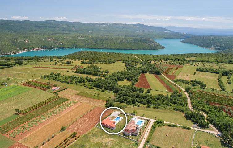 Villa pour 7 personnes, avec piscine et jardin, animaux acceptés à Barban - 2