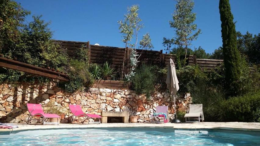 Location de vacances pour 8 personnes, avec piscine ainsi que vue et jardin à Quinson - 3