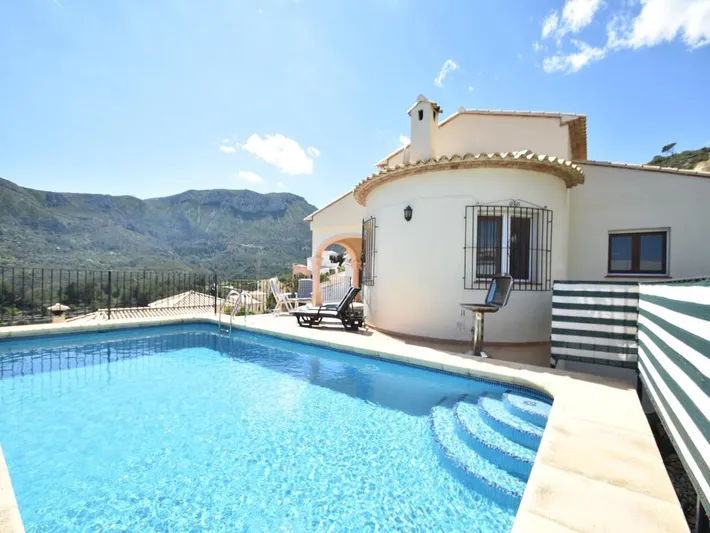 Chalet para 6 personas, con terraza y piscina - 1