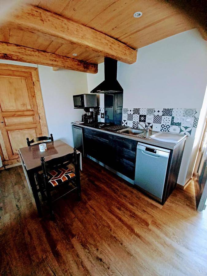 Location de vacances pour 2 personnes, avec vue et jardin à Saint-Rémy-de-Chargnat - 4