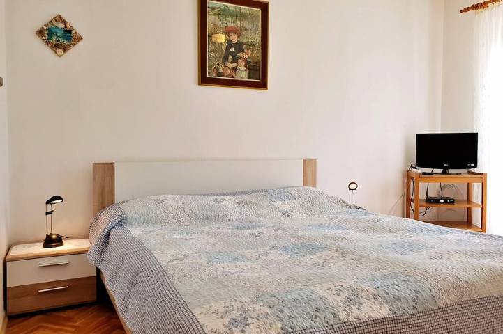 Appartement entier, Appartement Bijelic - avec balcon, 480 m de la mer, BBQ, parking privé, pas de clim in Silo (Krk), Krk