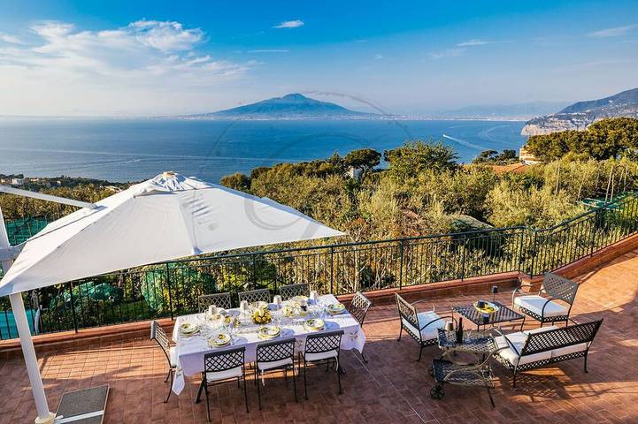 Villa for 18 people, with hot tub and garden in Sorrento