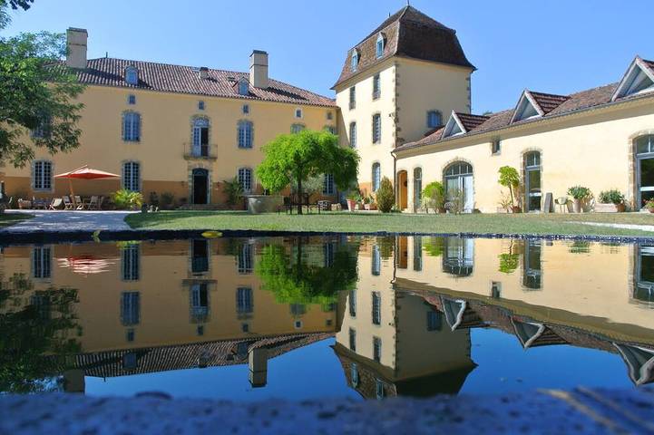 Castle for 60 people, with yard in Gers