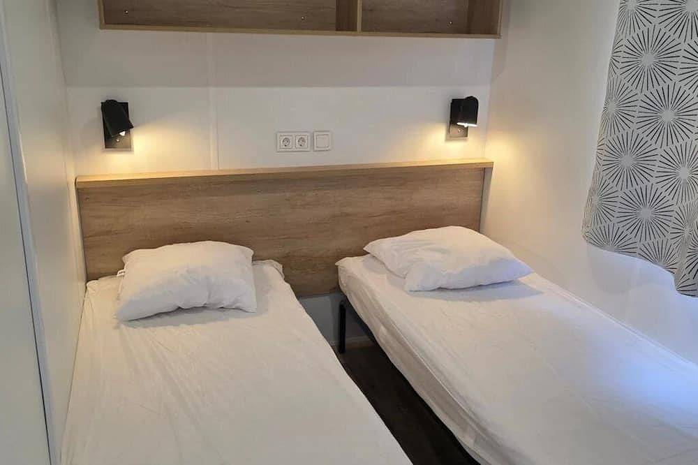 Zecamping 3 étoiles parc aquatique fitness mobil-home Tv Bbq clim 30m2 in Calvisson, Costa mediterránea (Francia)