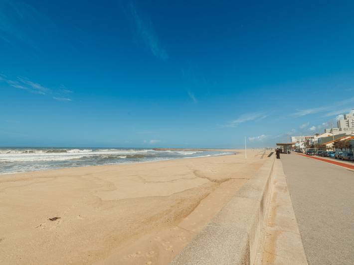 Appartement entier, Appartement confortable en bord de mer avec cuisine et Wi-Fi, à 500 m de la plage de sable in Espinho, District de Aveiro