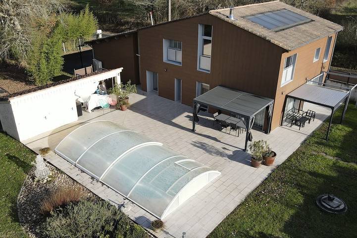 Gîte pour 10 personnes, avec Jacuzzi ainsi que Terrasse et Jardin