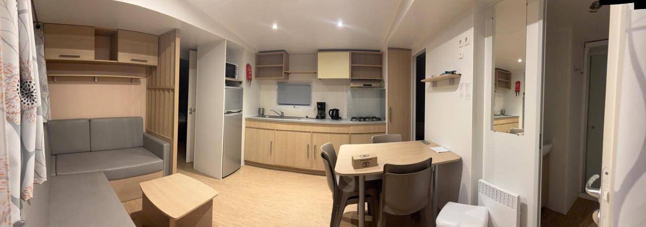 Camping pour 6 personnes, avec Terrasse ainsi que Bassin pour enfant et Piscine à Cadenet