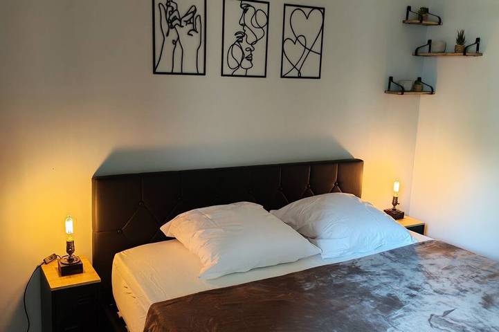 Apartamento entero, Large Studio - Closed Loggia - Shower - Air Conditioning - Bed 160 - Renovated in Amélie-les-Bains-Palalda, Costa mediterránea (Francia)
