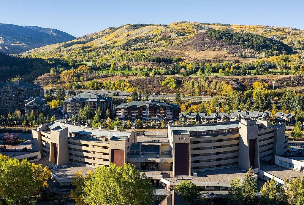 Ganze Wohnung, Steps from Riverfront Gondola, Modern Cozy Condo, Free Underground Parking in Avon, Beaver Creek