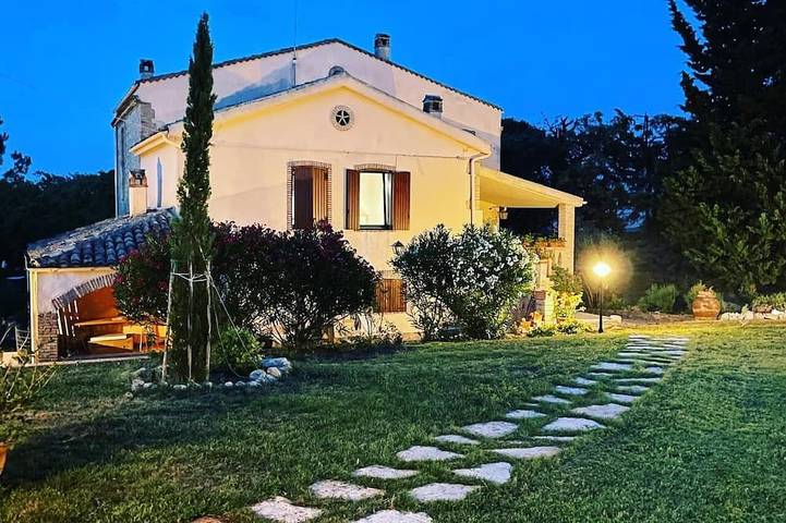 Farmhouse from the 700 immersed in the tranquility of the Molise countryside in Larino, Campobasso Provinz