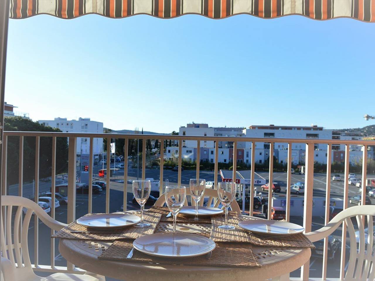 Appartement entier, Studio 4 couchages proche plage avec parking et balcon au Lavandou in Le Lavandou, Parc national de Port-Cros