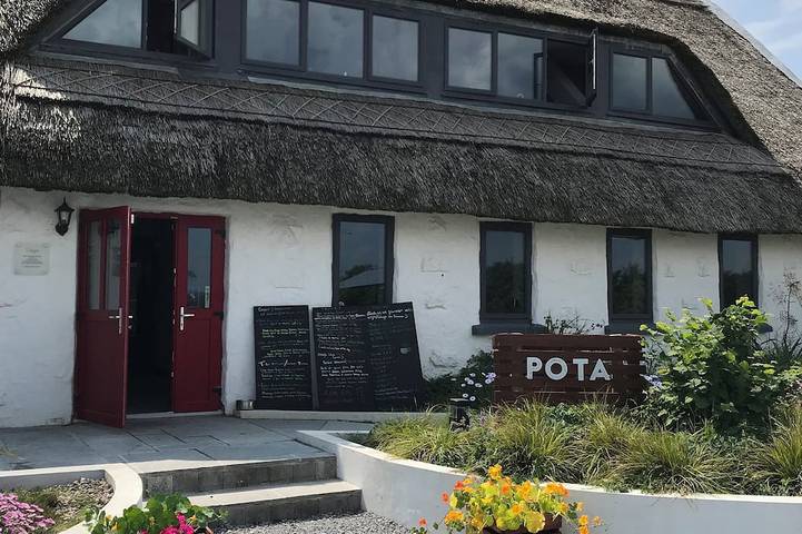Cosy 1 Bedroom Cottage near beach and Aran Islands. Connemara Wild Atlantic Way. in Connemara
