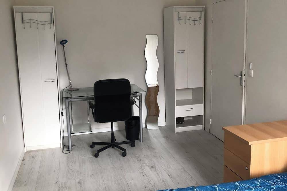 Shared room in a gated residence. Secure entrance with digicode. in Évry-Courcouronnes, Essonne