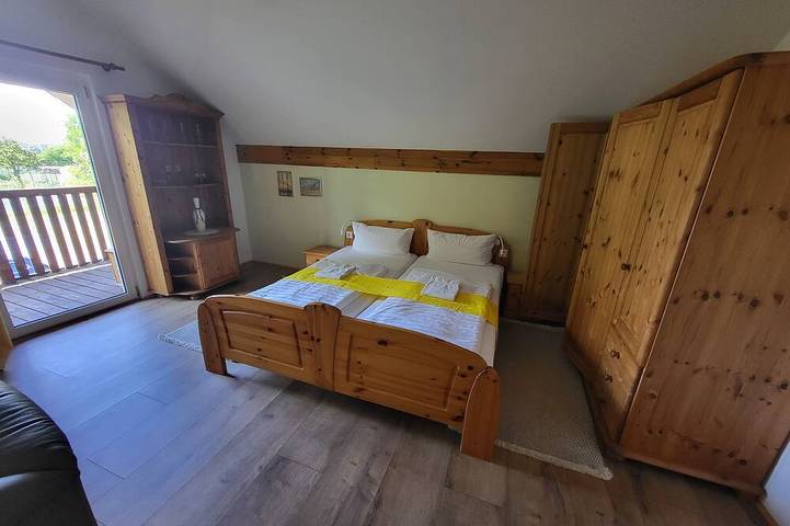 Ganze Wohnung, Gutshof Ferienwohnung mit Kamin & Balkon, viel Natur, Hofgarten und See in Tangerhütte, Altmark