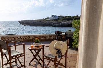 Casa de vacaciones para 6 personas, con piscina además de jardín y vistas, Se admiten mascotas en Menorca