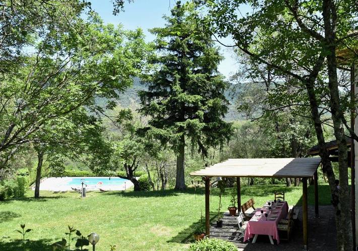 Location de vacances pour 7 personnes, avec piscine ainsi que vue et jardin à Loro Ciuffenna