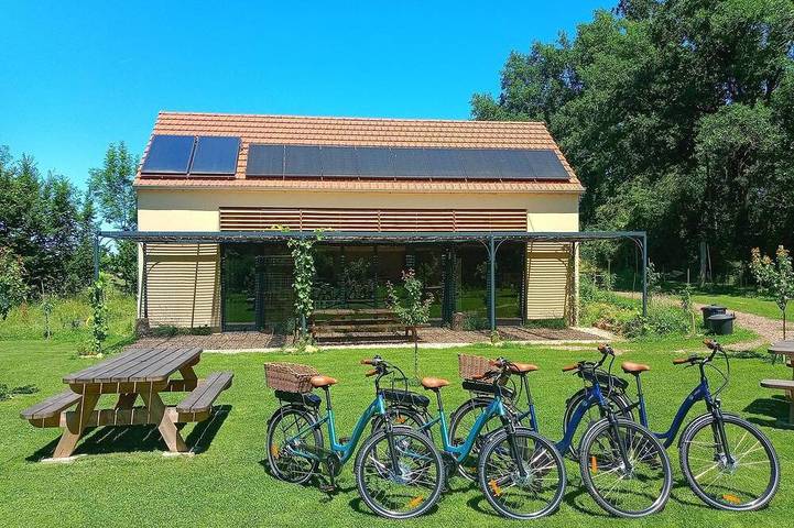 Gîte pour 15 personnes, avec jacuzzi et balcon dans Baugy (Saône-et-Loire)