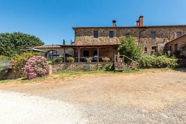 Entire apartment, Apartment 'Autentico In Campagna' with Mountain View, Shared Pool and Wi-Fi in Radicondoli, Siena Province
