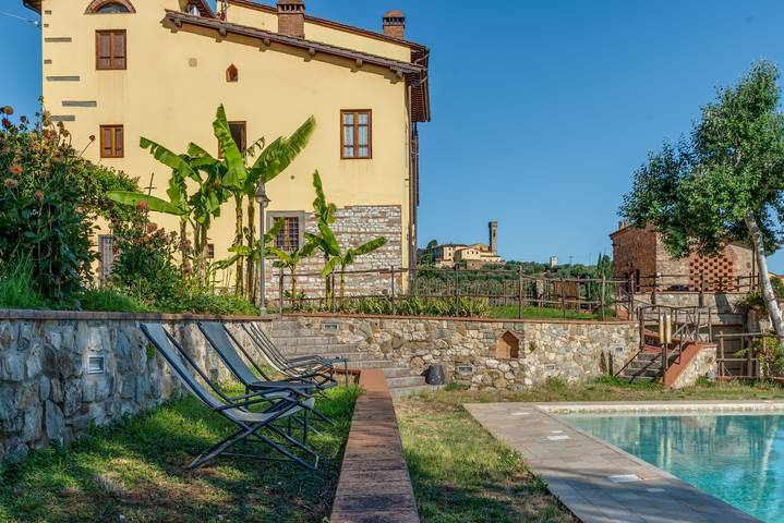 Entire studio, Studio 'Libeccio' with Shared Pool, Wi-Fi and Air Conditioning in Scandicci, Florence Province