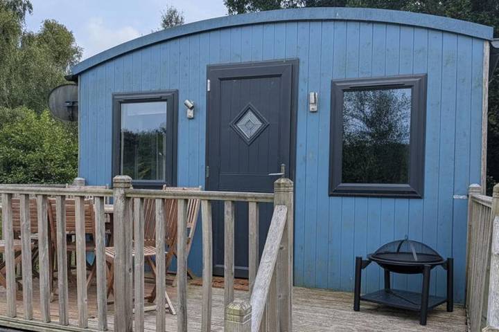 Log cabin for 2 people, with lake view and balcony in Wales