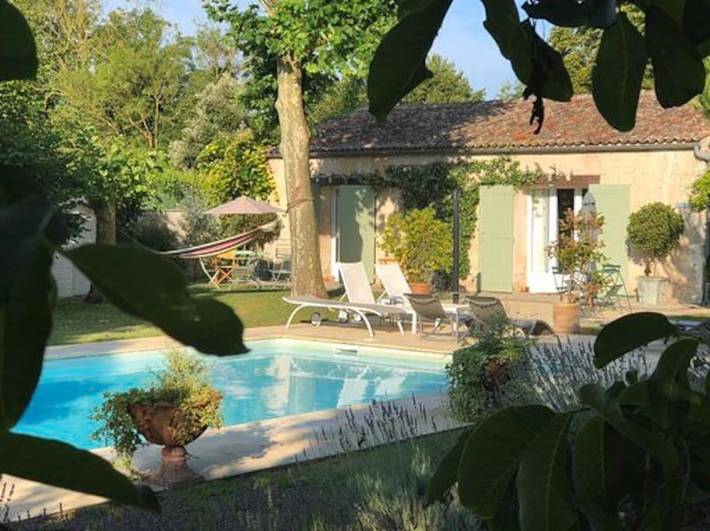 Location de vacances pour 4 personnes, avec Terrasse et Jacuzzi ainsi que Jardin et Piscine à Saint-Vivien