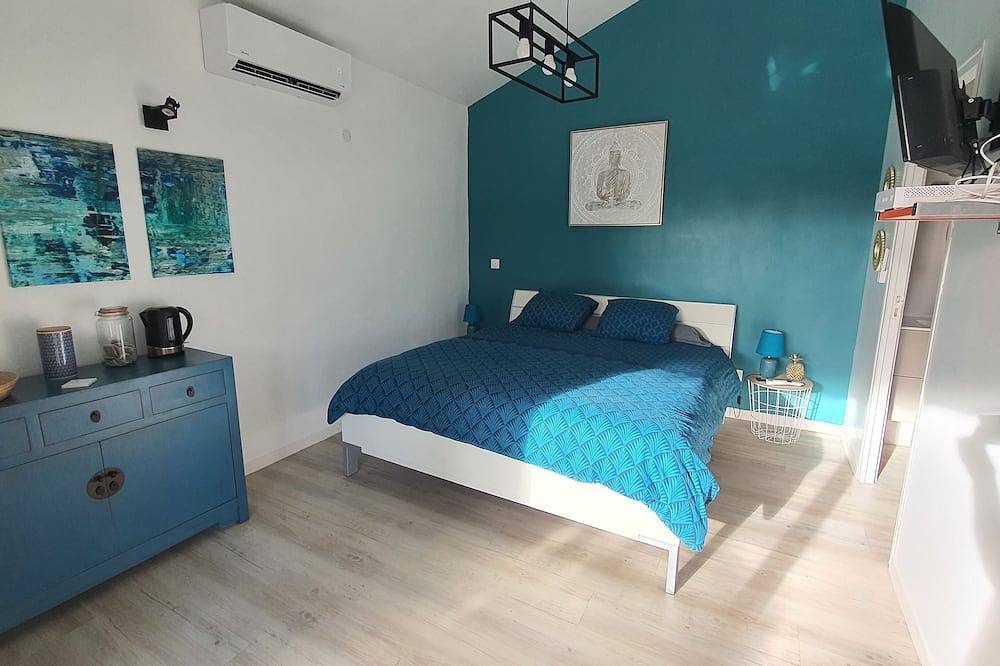 Pleasant room in the shade of a mango tree in Baie-Mahault, Guadalupe
