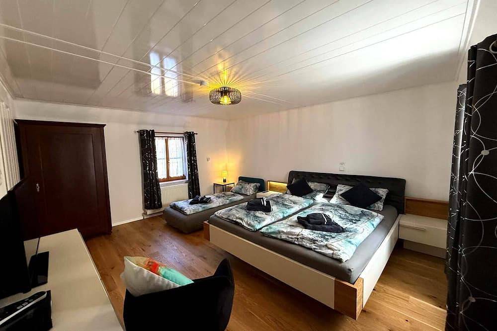 Ferienhaus Traunseestrand Exklusiv in Seelage inkl. großzügigem Garten in Ebensee, Traunviertel