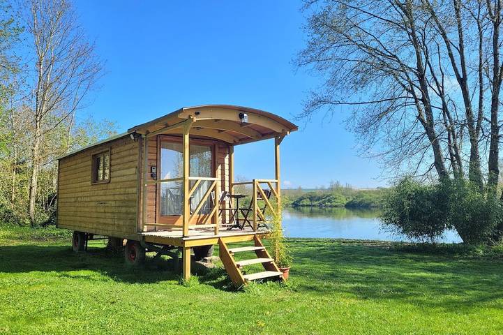 Location de vacances pour 2 personnes, avec terrasse et jardin à Éclusier-Vaux