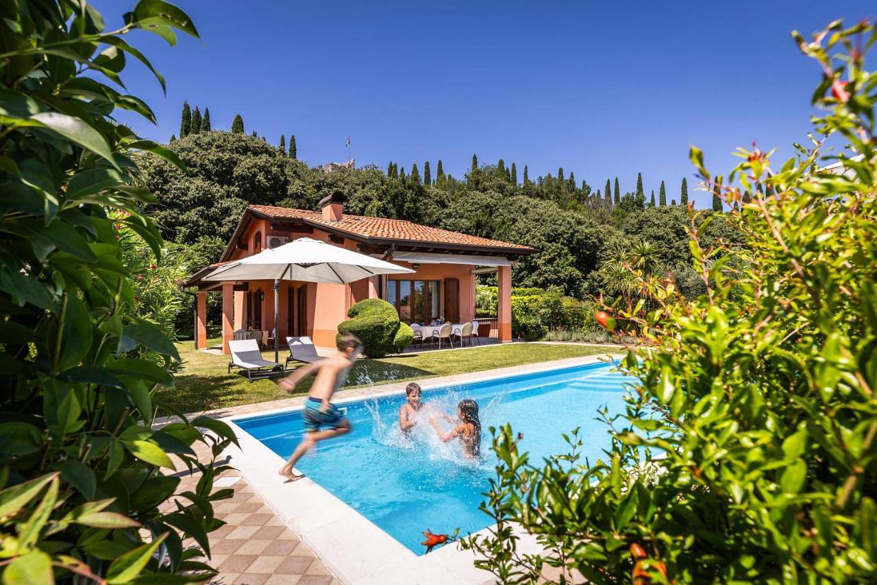 Spacious 5Br Villa with Private Pool & Garden near Lake Garda in Soiano del Lago, Prealpi Gardesane