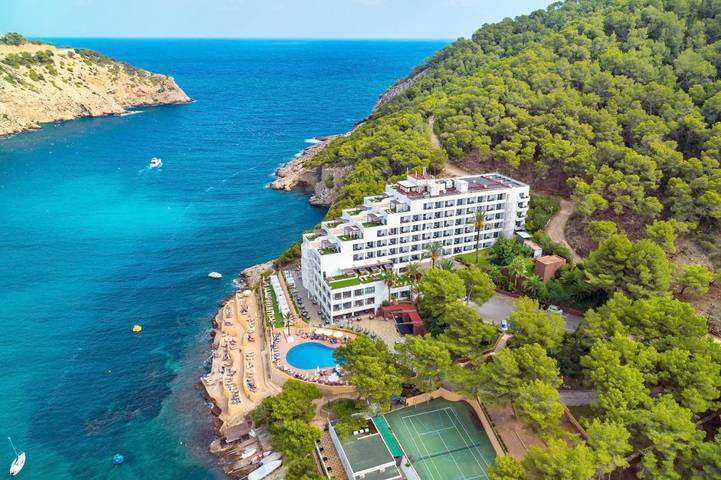 Holiday rental for 2 people, with Balcony and Terrace as well as Garden and Pool in Cala Llonga