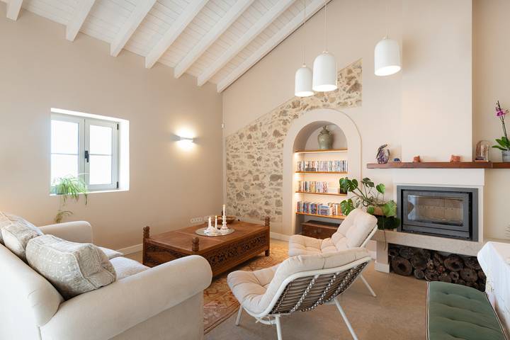 Casa de Férias 'Modern Farmhouse with Pool' com Vista para a Montanha, Wi-Fi e Ar Condicionado in Santo Estévão, Ria Formosa