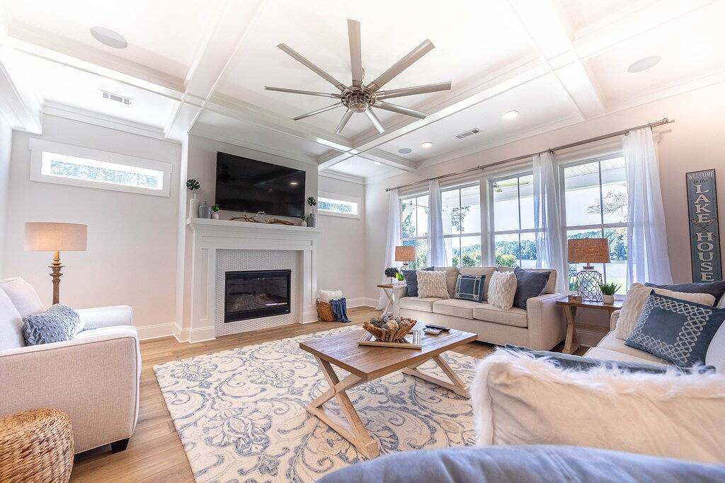 Lakefront, 6 bedroom 5.5 bath with pool, game room and fire pit- sleeps 14 in Lake Oconee