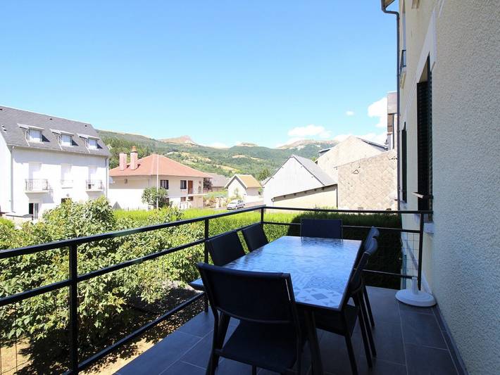 Appartement entier, Appartement T3 proche centre La Bourboule avec terrasse in La Bourboule, Parc naturel régional des Volcans d'Auvergne