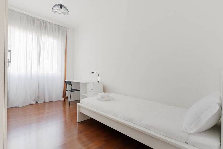 Ganze Wohnung, GuestHost - Spacious 100m2 flat, ideal for up to 6 people, located on the fourth floor of a building with lift.The apartment is located in the Zara district, a key & well-connected area that connects the residential and commercial area of ​​Viale Zar in Mailand, Mailand Provinz