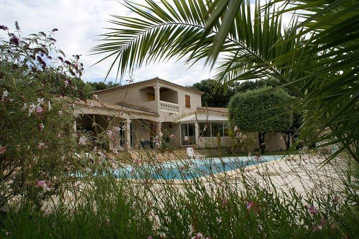 Gîte pour 4 personnes, avec Terrasse ainsi que Jardin et Piscine