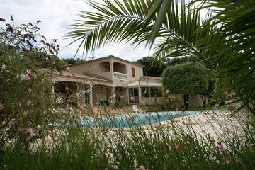 Gîte pour 4 personnes, avec piscine ainsi que jardin et terrasse à Montaren-et-Saint-Médiers