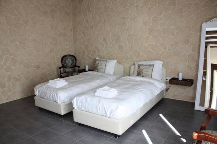 Location de vacances pour 4 personnes, avec jardin ainsi que vue et piscine, animaux acceptés à Fours - 4