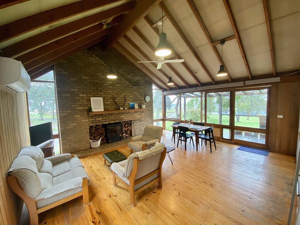 Charming off-grid cabin with room to explore in Shire of Wellington
