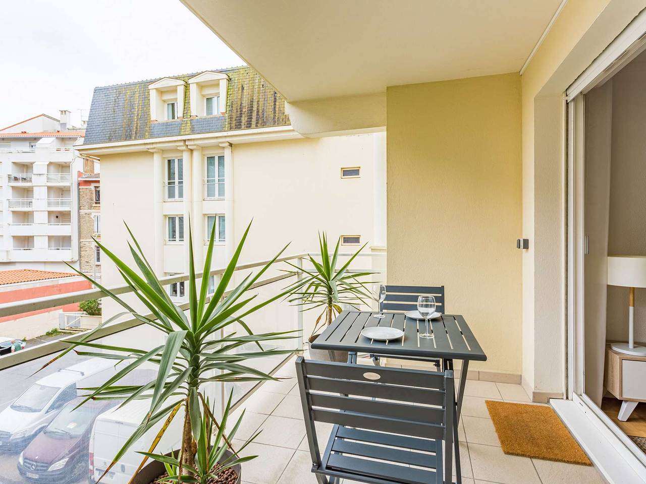 Entire apartment, Cozy Renovated Apartment with Balcony and Parking, 150m from Grande Plage in Central Biarritz in Biarritz, Bayonne region