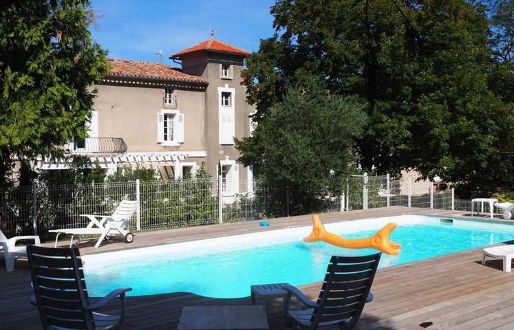Gîte pour 14 personnes, avec Terrasse ainsi que Jardin et Piscine