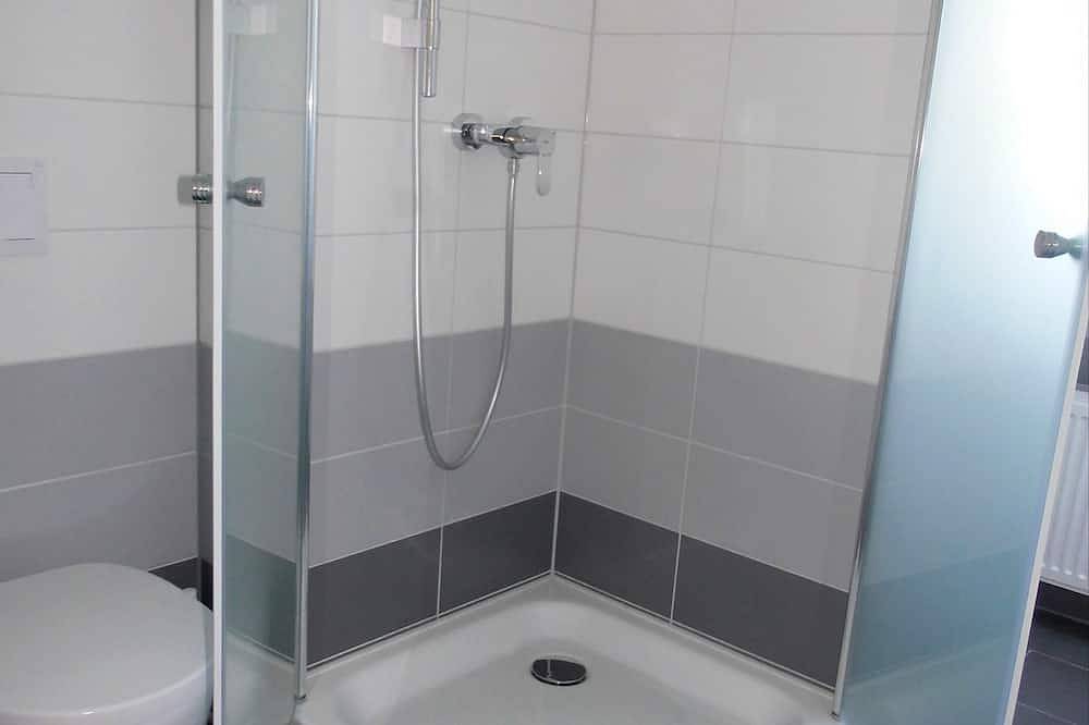 Ganze Wohnung, Exklusiv & modern - Direkt am See - großzügige Ferienwohnung mit Balkon in Strasen, Wustrow (Mecklenburgische Seenplatte)
