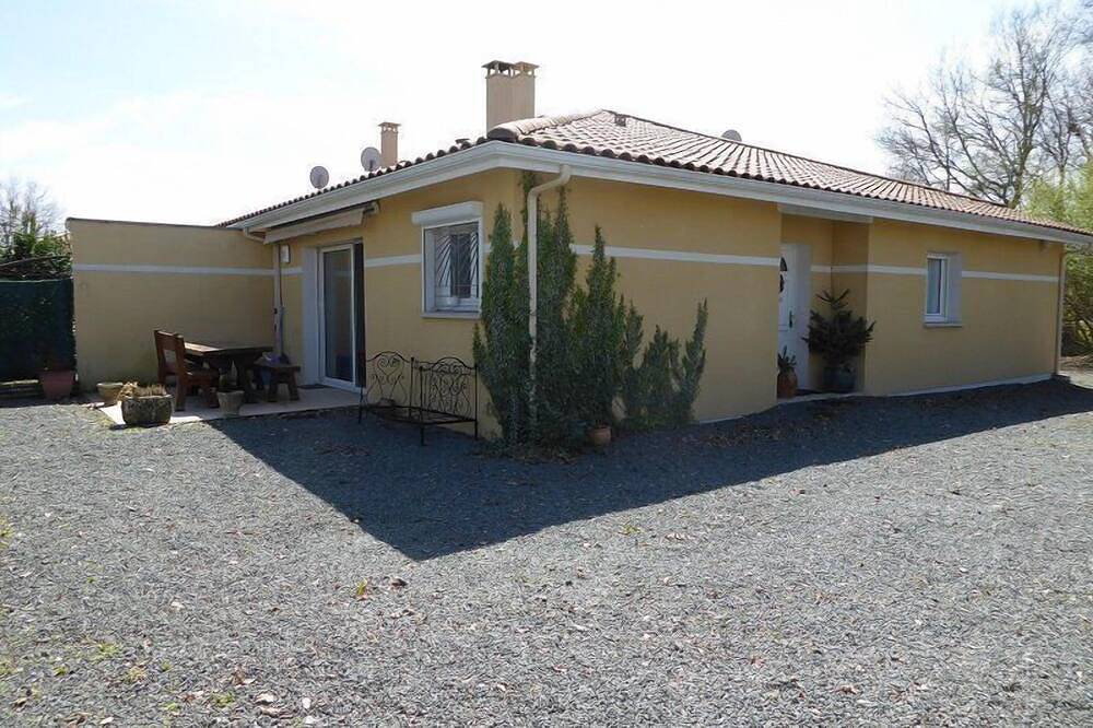 Sanguinet- Charming comfortable semi-detached house, sleeps 6 in Sanguinet, Côte d’Argent