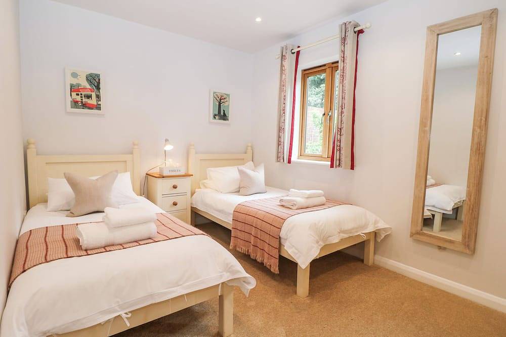 Squirrels Drey, family friendly, with pool in Titchfield Common in Fareham, Hampshire