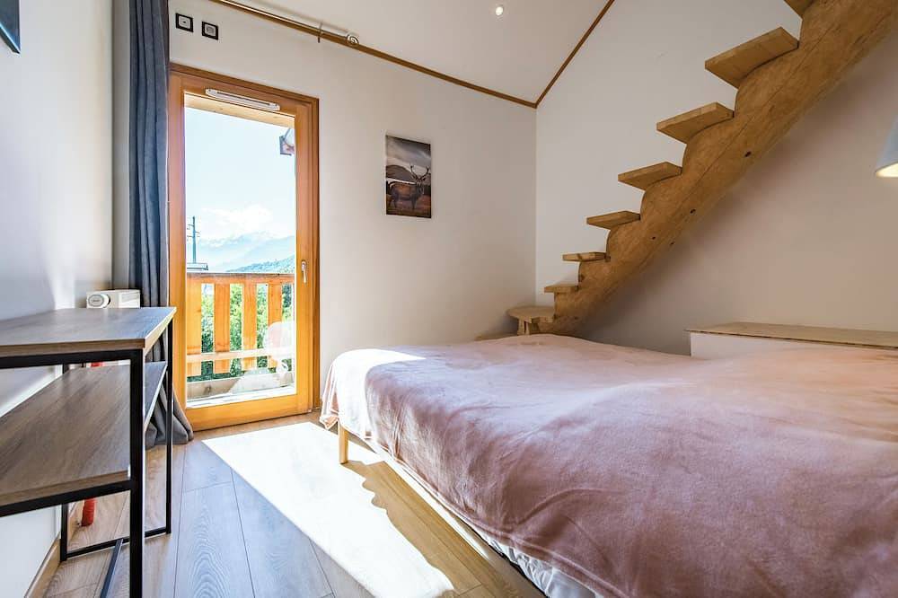 Entire apartment, 220m² apartment with terrace, for 14 people in Saint-Jean-de-Maurienne, Saint-Jean-de-Maurienne region