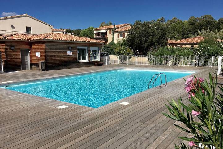 Appartement de vacances pour 6 personnes, avec jardin ainsi que terrasse et piscine