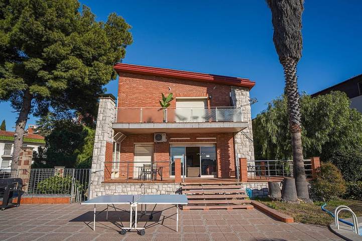 Villa pour 8 personnes, avec terrasse ainsi que jardin et piscine - 1